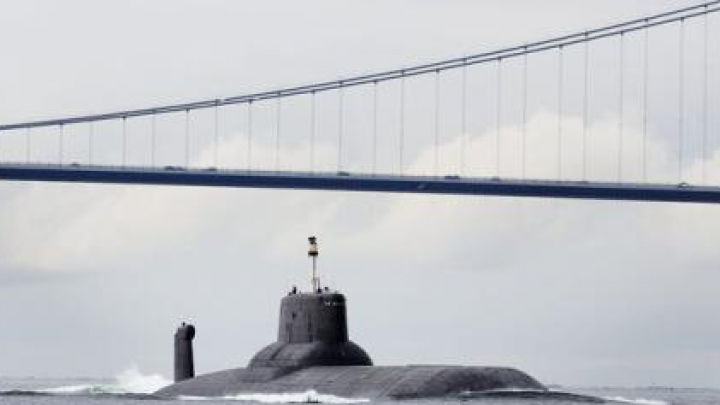 Rusia transferă două submarine militare în Marea Neagră. 