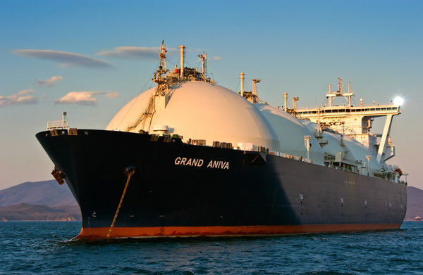 Судно-газовоз с американским сжиженным газом.