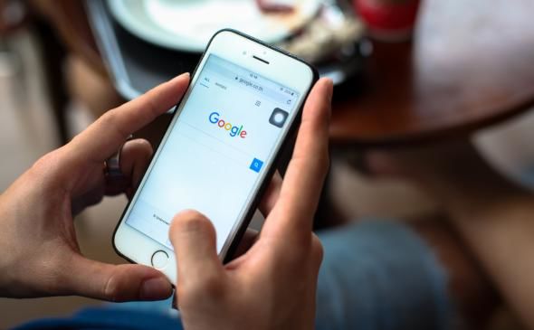 Google își modifică aplicația de căutări online pe telefoane mobile printr-un "feed" personalizat. 