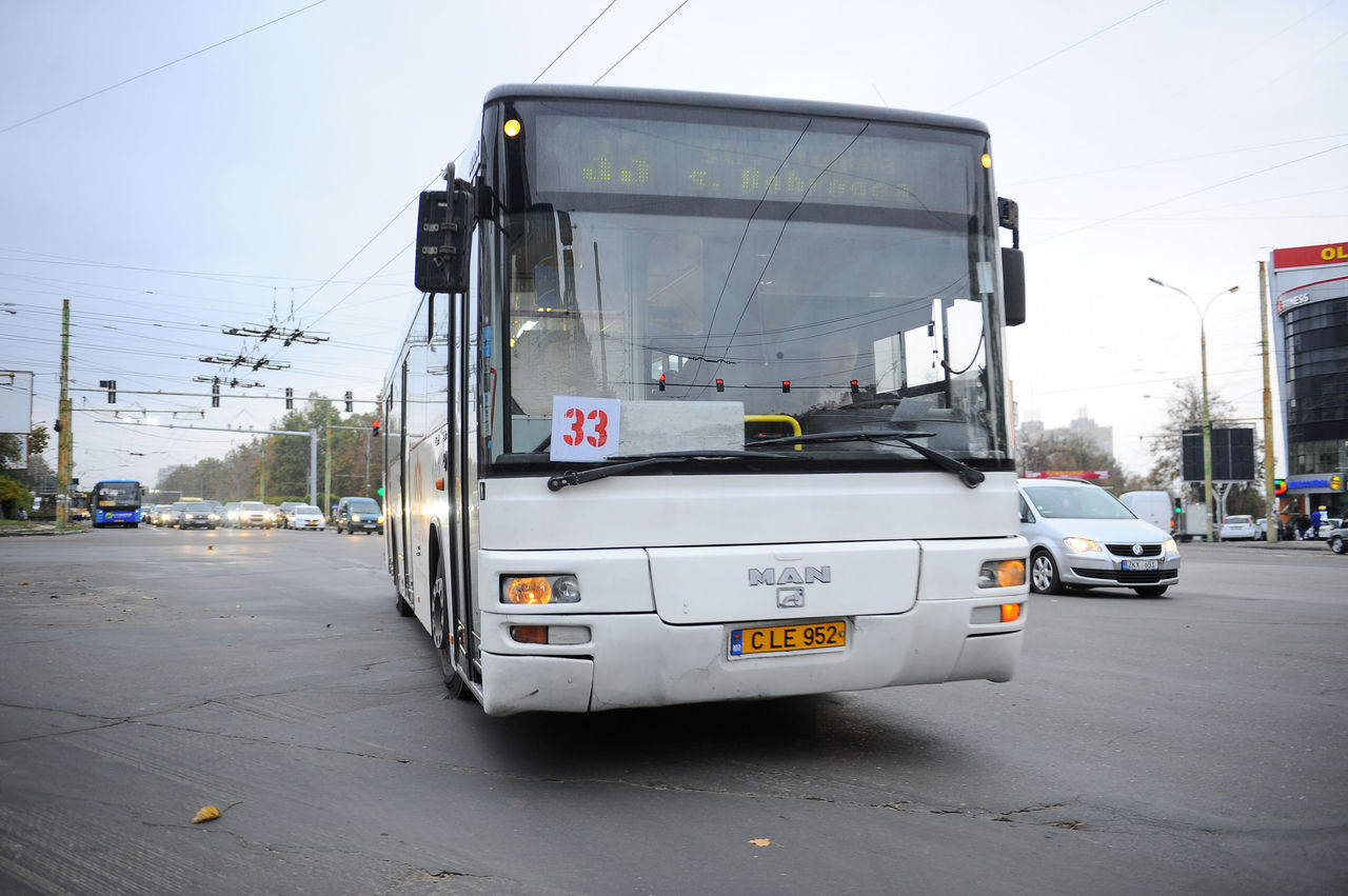 Большинство молдаван предпочитают путешествовать на автобусе и микроавтобусе.