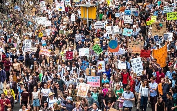 Тысяча экоактивистов перекрыли движение в центре Берлина.