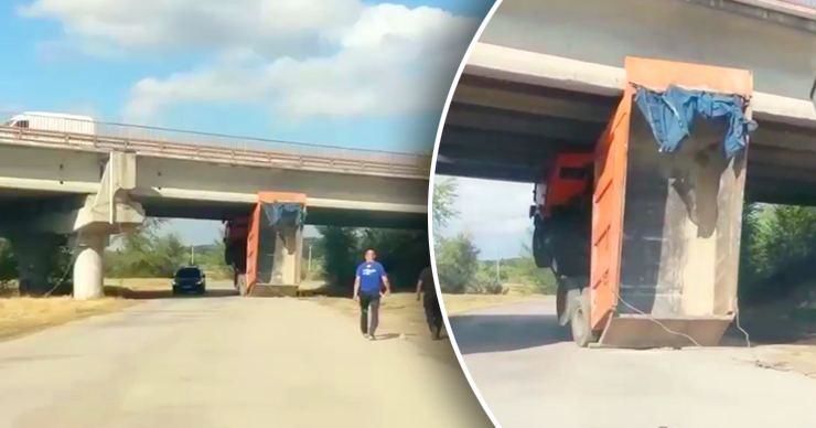 В Сынджере под мостом застрял грузовик.