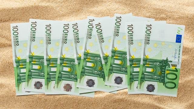Кроме этого, у "продавца" при себе были поддельные деньги более чем на 30 тысяч евро. 
