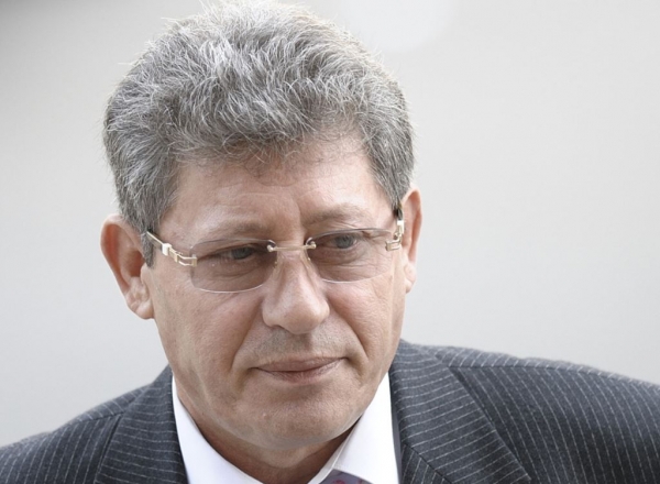 Presedintele BEM, milionarul Ilan Shor, a anuntat ieri ca Banca de Economii va cumpara Unibank din rezervele proprii.