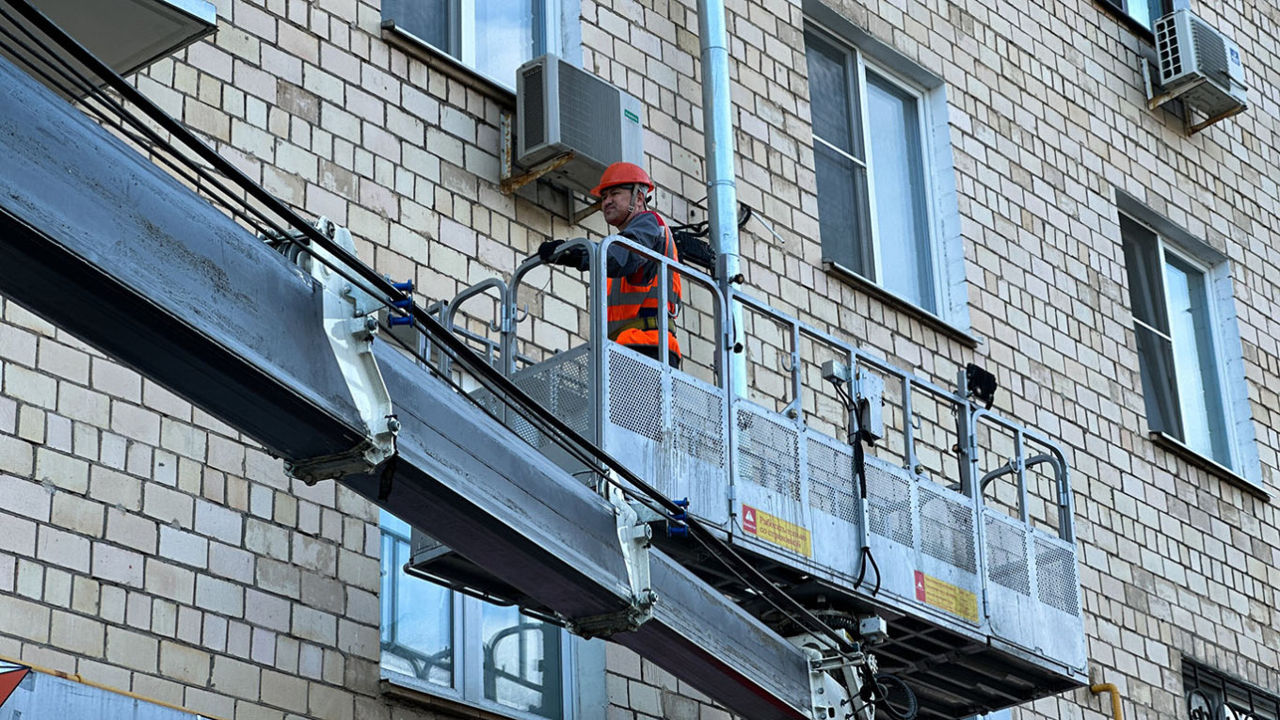 В Москве коммунальщикам раздали бинокли, чтобы следили за БПЛА в преддверии парада Победы.