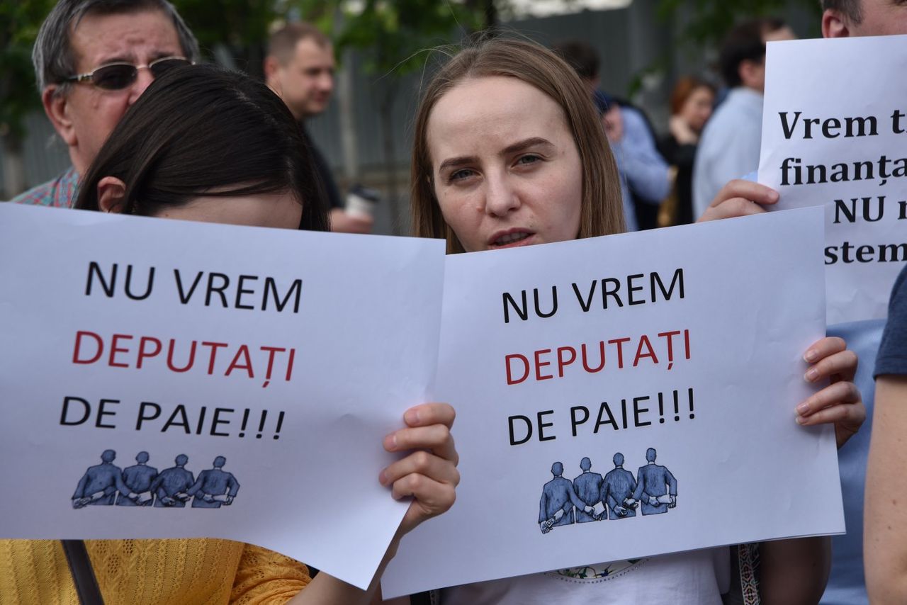 Протестующие не согласны, чтобы граждане напрямую выбирали депутатов.  Фото: newsmaker.md