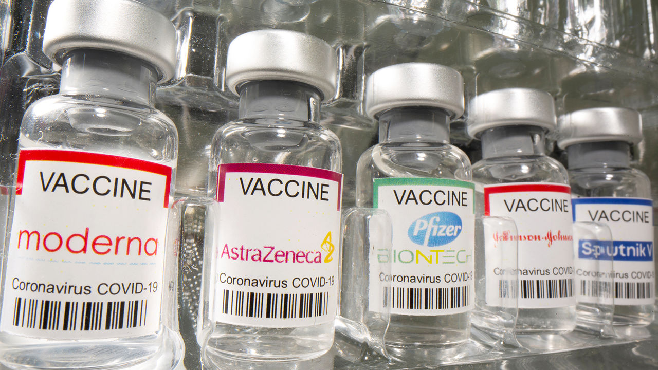 Фармрегулятор в США вынес новые предупреждения к вакцинам Pfizer и Moderna.
