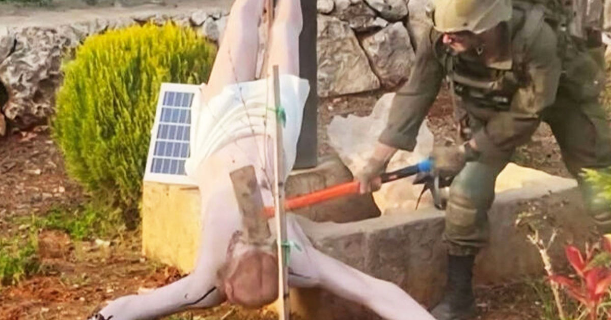 Израильский военный разбил голову статуе Иисуса Христа во время рейда на юге Ливана.