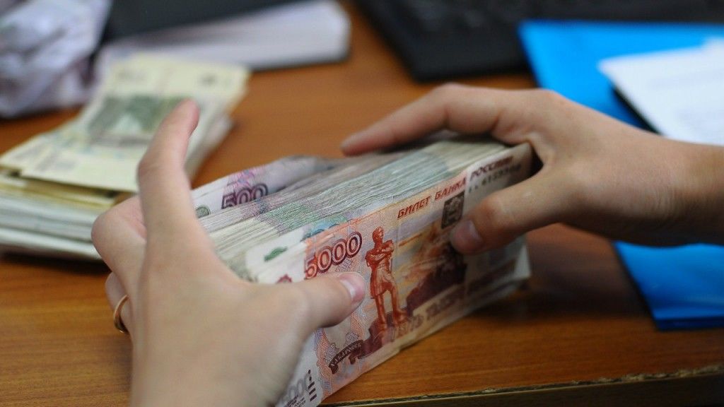 Moldovenii care muncesc legal în Rusia au un salariu mediu de 35.300 de ruble, adică puţin peste 10.500 de lei.