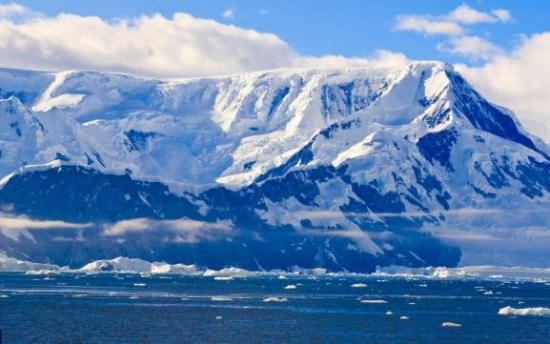 Anterior acestei descoperiri, cel mai frig loc din lume era considerat a fi la staţia de cercetare Vostok din Rusia, unde s-au înregistrat -89,6 grade Celsius, în timpul iernii din 1989.