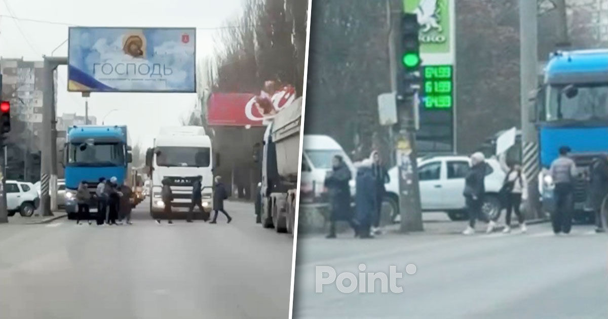 В Одессе люди заблокировали дорогу: света нет уже неделю.