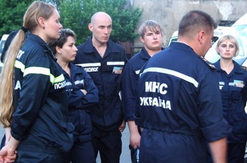 На место происшествия немедленно выехала мобильно-оперативная группа Первомайского райотдела ГосЧС. Они привезли людям горячий чай и бутерброды.