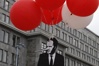 Плакат с изображением бывшего премьера Польши Дональда Туска на антиправительственном митинге.