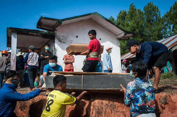 Tradiţie bizară! Dezgroapă morţii în fiecare an şi îi îmbracă în haine de sărbătoare. Foto: click.ro