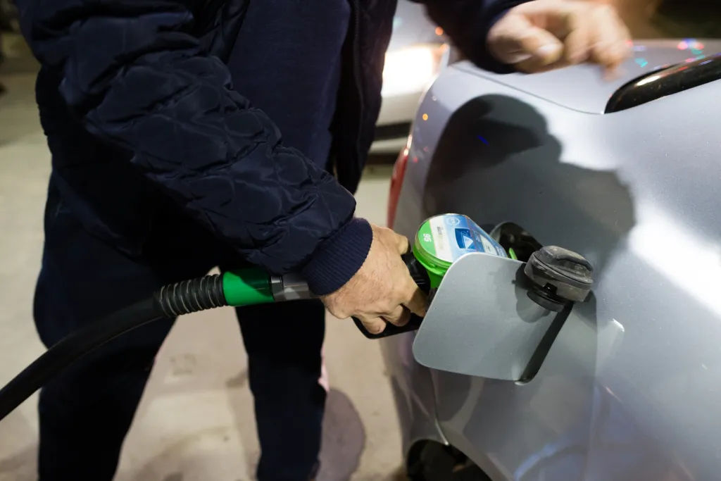 Stare de criză, instituită pe piața carburanților din România pentru trei luni.