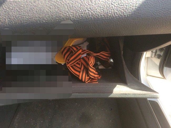 Трёх граждан Молдовы лишили права на въезд в соседнюю страну из-за георгиевских ленточек.