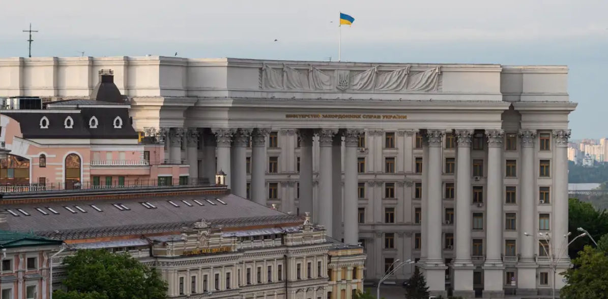 Украина возвращает консульские услуги для мужчин за рубежом.