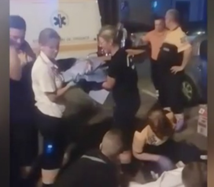 Женщина родила ребенка посреди улицы в Орадя.