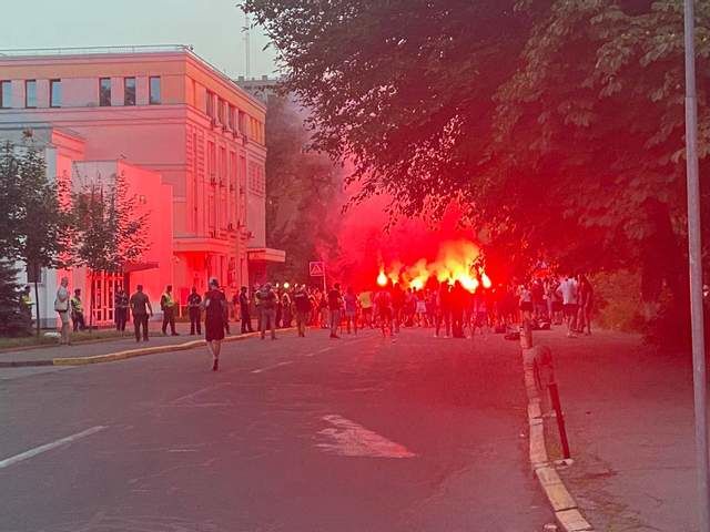 В Киеве перед зданием МВД празднуют отставку Авакова.