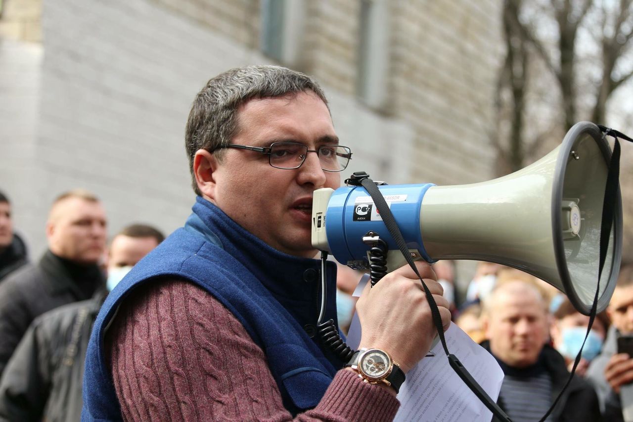 Усатый призвал своих сторонников взять смену одежды, потому что "мы можем задержаться и не уйдем, пока не добьемся смены режимы".