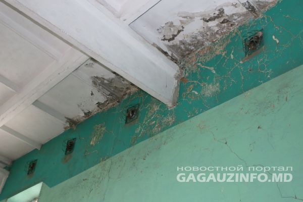 Помимо текущей крыши спортзала у учебного заведения есть и ряд других проблем, требующих срочного решения. Фото: gagauzinfo.md
