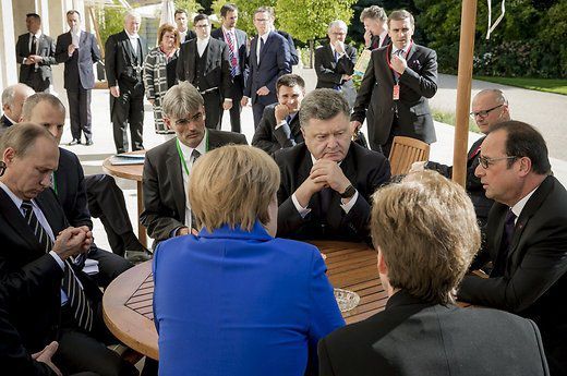 Переговоры в Париже.