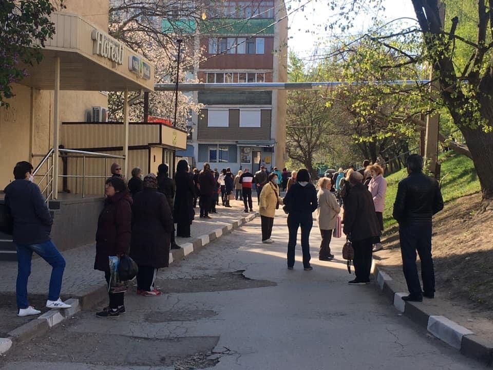 Граждане выстроились в длинные очереди у почтовых отделений.
