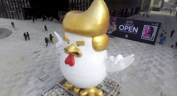 O statuie a unui cocoş cu frizura lui Donald Trump marchează anul cocoşului în China. 