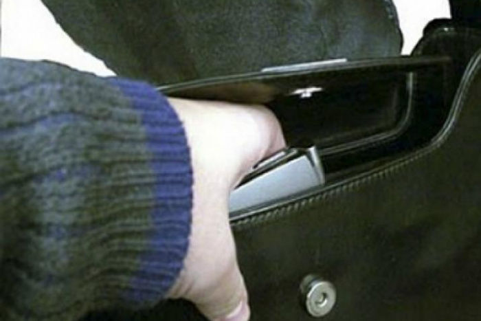 В Бендерах пьяный мужчина украл у подростка 400 рублей.
