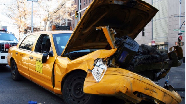 O femeie a ajuns la spital după ce taxiul în care se afla a intrat în coliziune cu un alt automobil. Foto: naftulin-shick.com