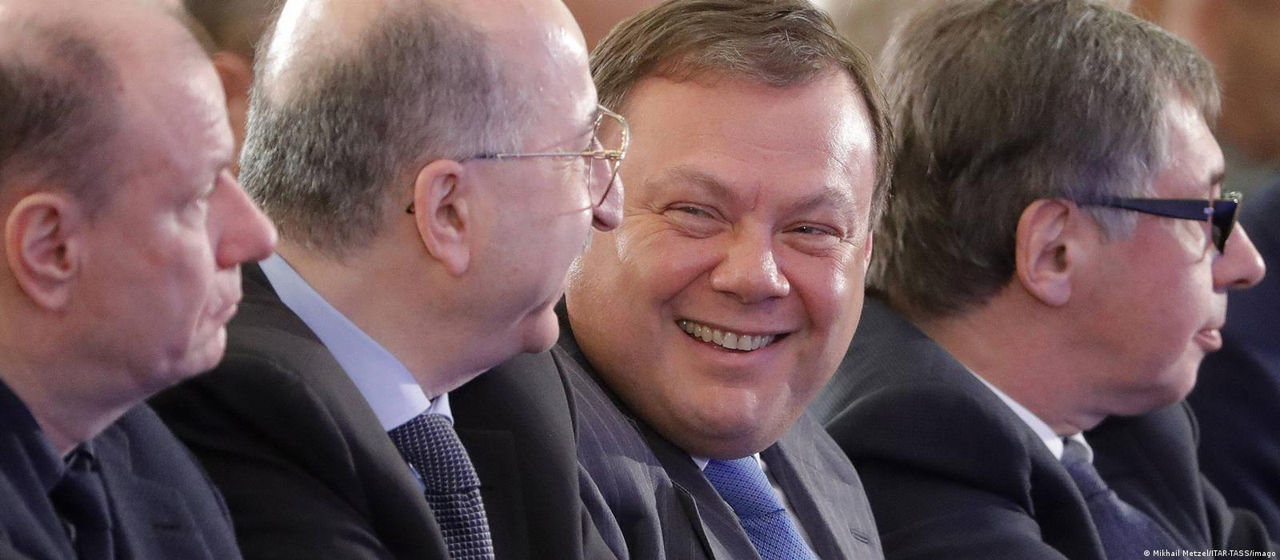 Активисты призвали сохранить санкции против олигархов Путина.