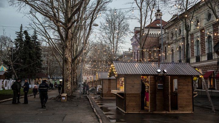 Организованная правительством рождественская ярмарка продлится до 15 января.