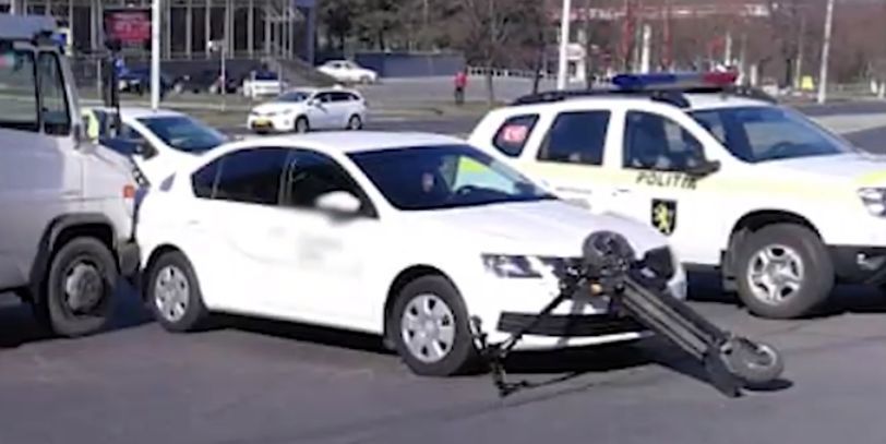 В столице мужчину, ехавшего на электрическом самокате, сбил таксист.