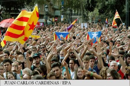 Mii de persoane au defilat luni la Barcelona și în alte orașe ale Cataloniei pentru a denunța violențele polițienești. Foto: EPA