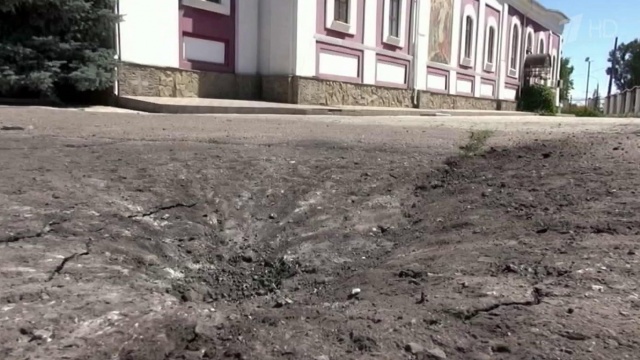 Женщина выбежала во двор за своим сыном, и в этот момент в нескольких метрах от нее разорвался снаряд. Фото: 1tv.ru