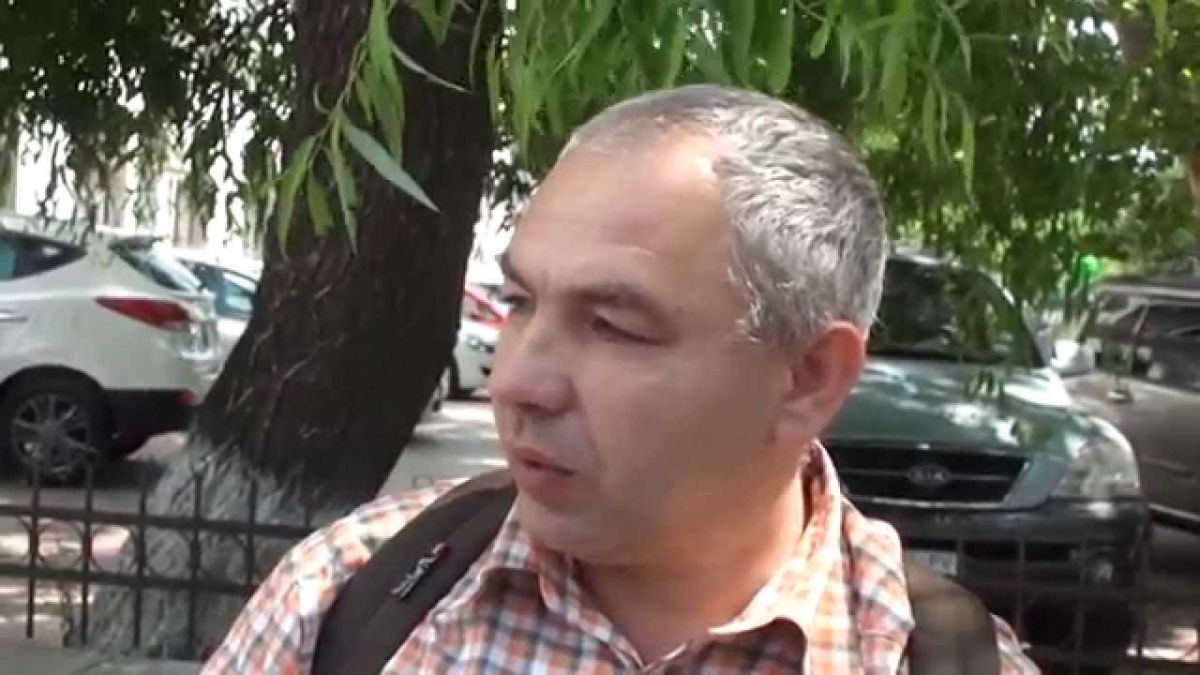 Активист Анатол Мэтэсару попал в больницу с разбитой головой. 