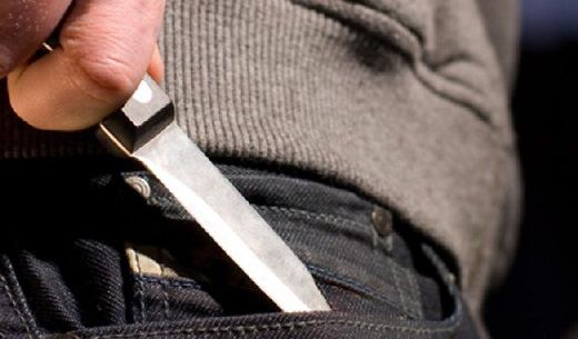 Жертва получила ножевое ранение в грудь от своего товарища.