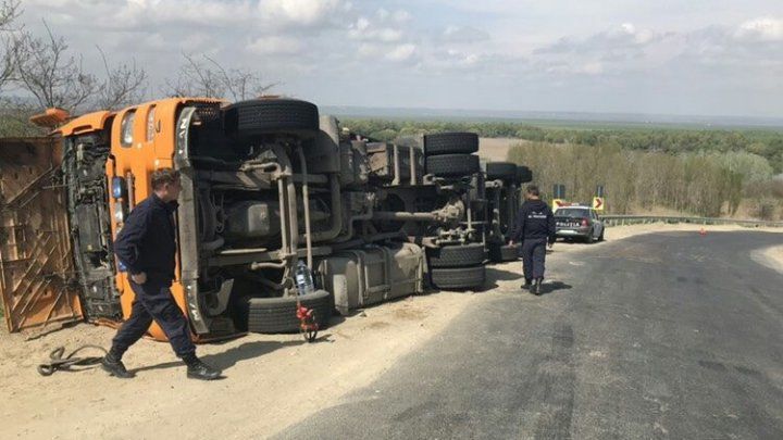 Пограничные полицейские оказали помощь попавшему в ДТП водителю.