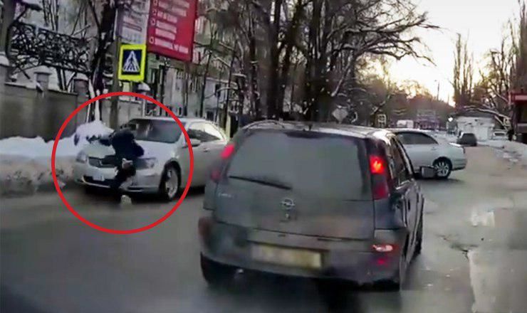 В столице автомобиль сбил девушку на пешеходном переходе.