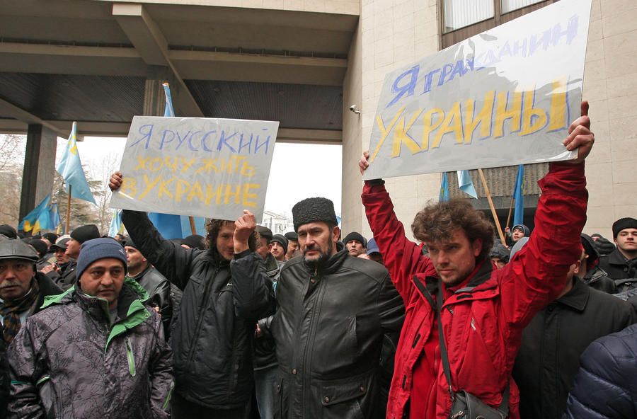 Жители Крыма протестуют против новой власти в Киеве.
