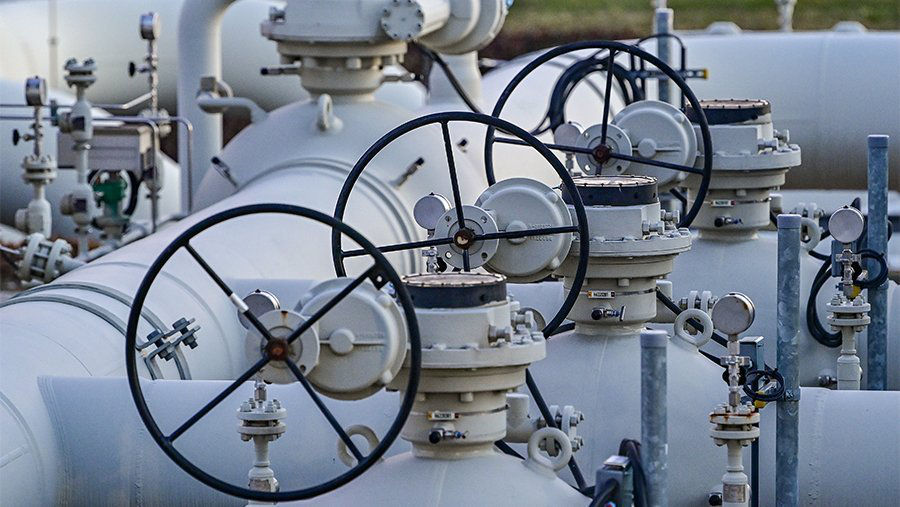 Россия перекроет поставки газа в Польшу из-за отказа Варшавы платить в рублях.