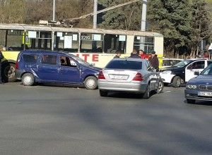 Цепное ДТП произошло вчера на пересечении улиц Николае Димо и Алеку Руссо.