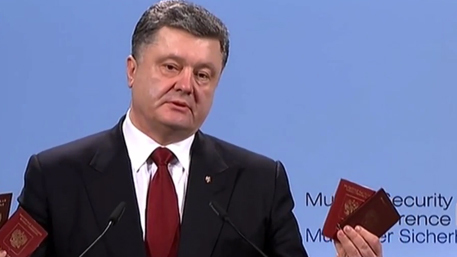 Это уже второй случай, когда Порошенко шокирует мировую общественность странным поведением на трибуне.