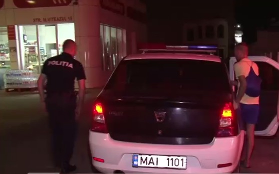 Individul a fost rugat să-i urmeze pe ofițerii de poliție la Inspectorat pentru documentarea cazului. Preocuparea sa era, însă, cu totul alta.