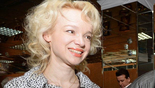 Жена Джигарханяна покинула Россию, но пообещала вернуться.