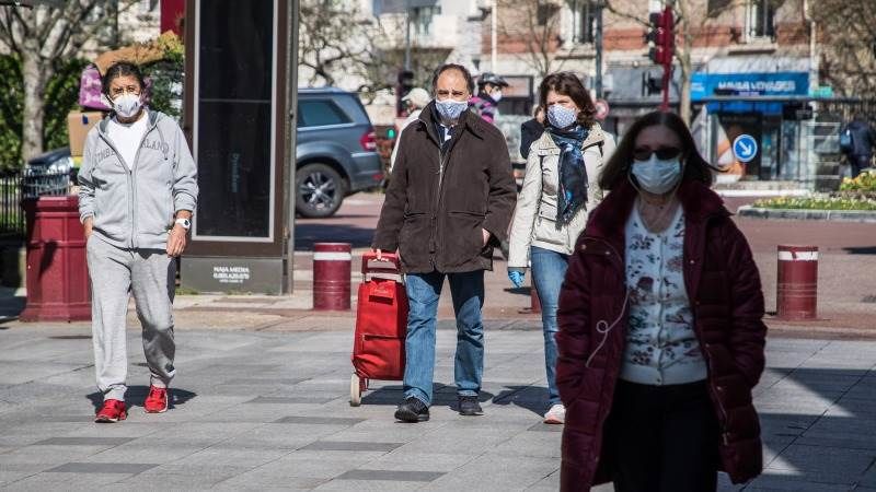 Более половины французов потолстели за время карантина из-за COVID-19.