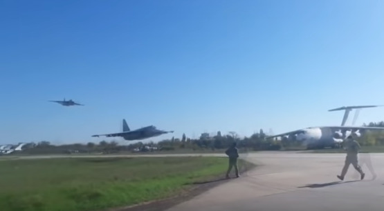 Украинские Су-25 пролетели на сверхмалой высоте.