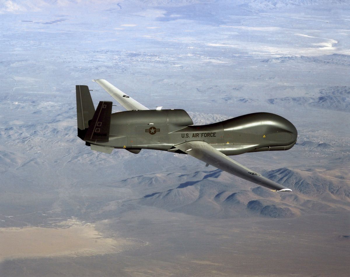 Стратегический беспилотный летательный аппарат ВВС США RQ-4A Global Hawk.