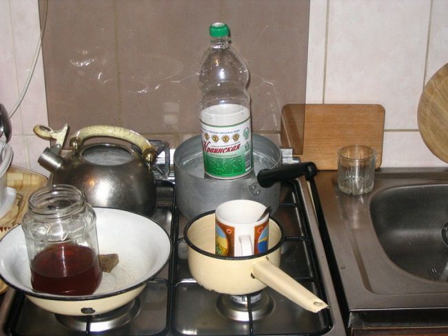 Они не только употребляли дома наркотические вещества, но и изготавливали их. 