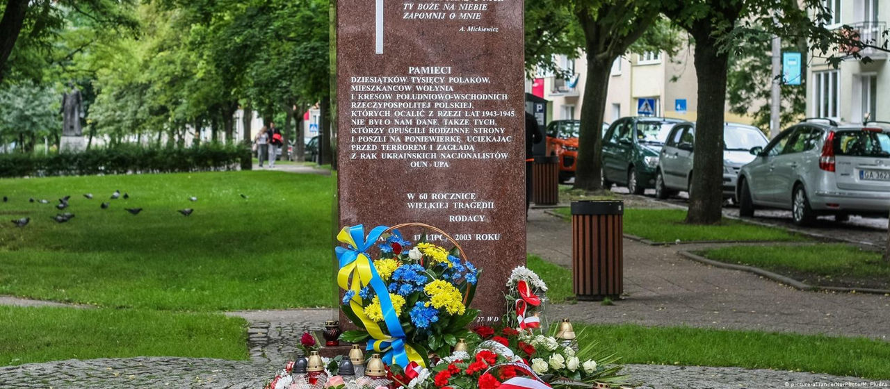 Польша призвала Зеленского извиниться за Волынскую резню.